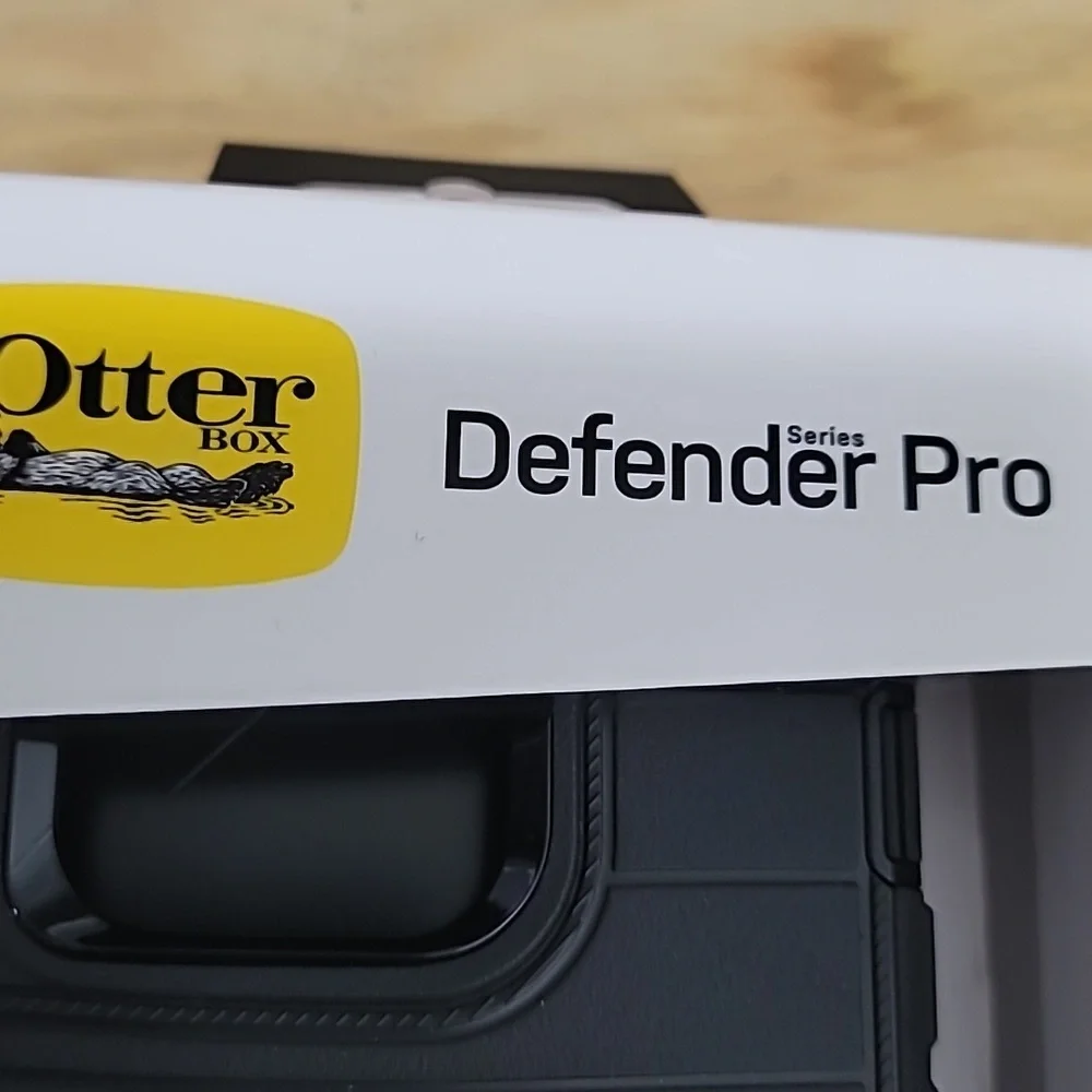 OtterBox Defender Pro Black Case for iPhone 6.1 2022